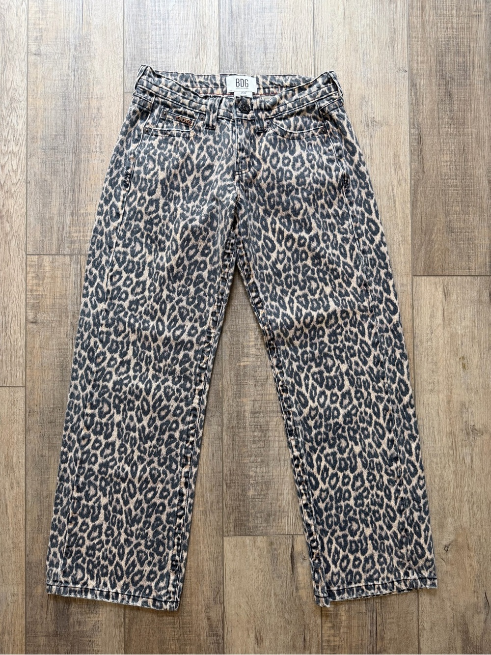 BDG Leopard Print Low Rise Baggy Jeans - Picture 3 of 7